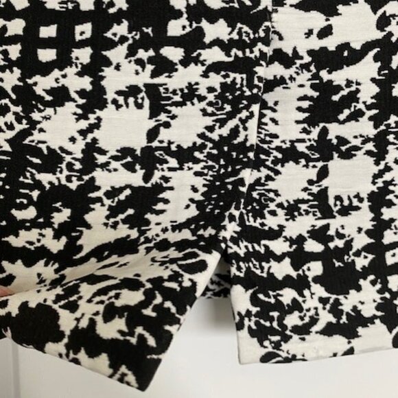 ANN TAYLOR Graphic Print Black White Mini Skirt 6 Petite - Picture 8 of 11